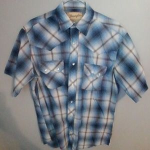 Med Wrangler shortsleeve.